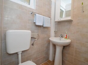 Shower, hair dryer, towels - Tivat Bliss Apartments - Two Bedroom Apartment (Tivat)