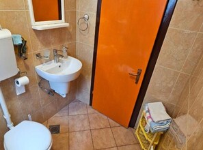 Douche, sèche-cheveux, serviettes fournies