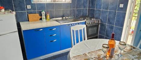 Fridge, oven, stovetop, cookware/dishes/utensils