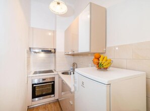Fridge, microwave, oven, stovetop - Stylish Apartments in Zadar Old Town - Classic One Bedroome Apartment (Zadar)