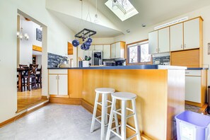 Fridge, microwave, oven, stovetop - Lake Winnebago Family Retreat: Dock & Deck! (Menasha)