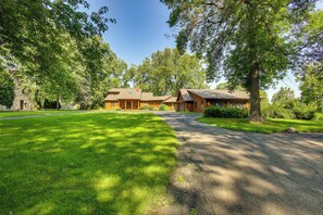 Exterior - Lake Winnebago Family Retreat: Dock & Deck! (Menasha)