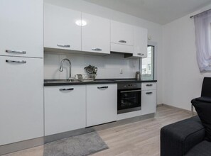 Kylskåp, ugn, spishäll och diskmaskin