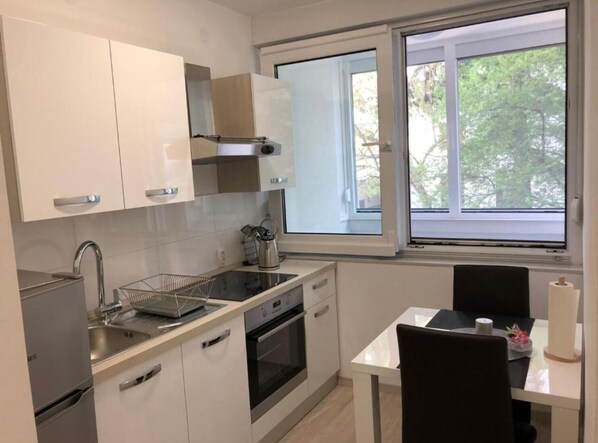 Køleskab, mikrobølgeovn, ovn, kogeplade