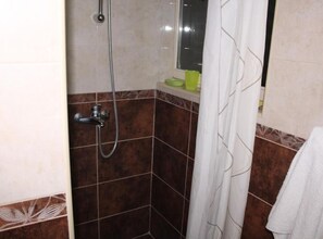 Shower, hair dryer, towels - City & Sea Escape –  Studio Apartment (Herceg Novi)