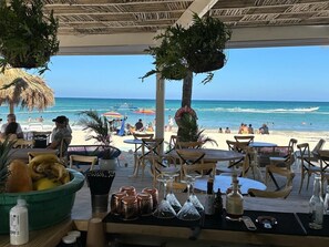 تناول الطعام بالخارج