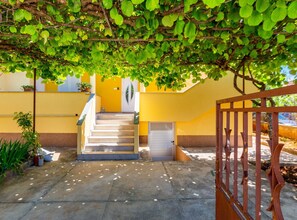 Property grounds - Spacious Zadar Apartments - 1 Bedroom with Balcony (Zadar)