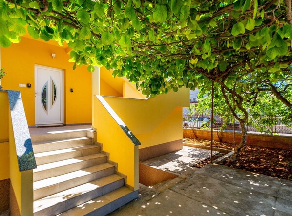 Property grounds - Spacious Zadar Apartments - 1 Bedroom with Balcony (Zadar)