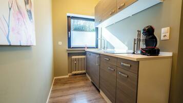 Kühlschrank, Herdplatte, Wasserkocher mit Kaffee-/Teezubehör