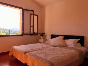 4 chambres, fer et planche à repasser, lit parapluie, Wi-Fi