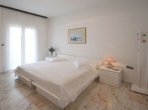 1 bedroom, desk, iron/ironing board, WiFi