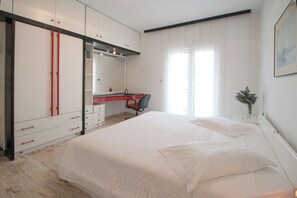 1 bedroom, desk, iron/ironing board, WiFi