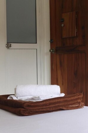 City Double Room | Minibar, laptop workspace, free WiFi, bed sheets - Hotel Cielo de Tambores (Cali)