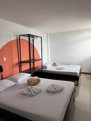 Habitación cuádruple superior | Minibar, espacio para trabajar con laptop, wifi gratis y ropa de cama 