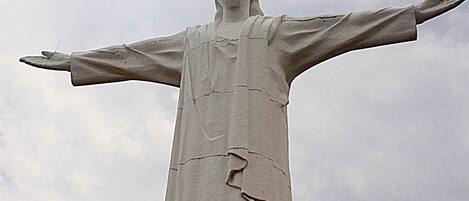 Una estatua con los brazos extendidos.