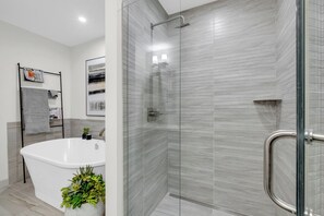 Shower, hair dryer, towels, soap - Massive Designer Spring Creek Getaway w/Hot Tub (Canmore)