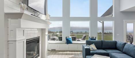 Televisio, takka, DVD-soitin, stereot