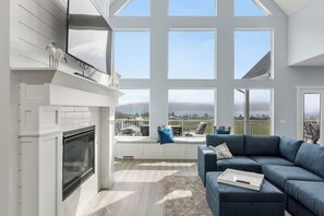 テレビ、暖炉、DVD プレーヤー、ステレオ