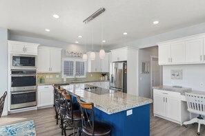 冷蔵庫、電子レンジ、オーブン、コンロ