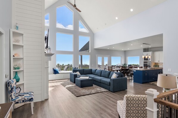 テレビ、暖炉、DVD プレーヤー、ステレオ