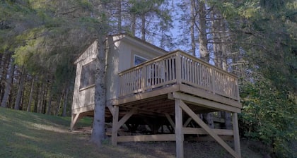 Escape to a Charming Treehouse Nestled on a Peaceful Estate in Clarington