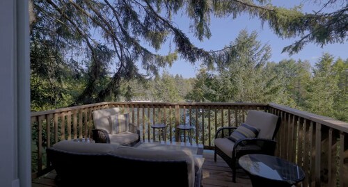 Escape to a Charming Treehouse Nestled on a Peaceful Estate in Clarington