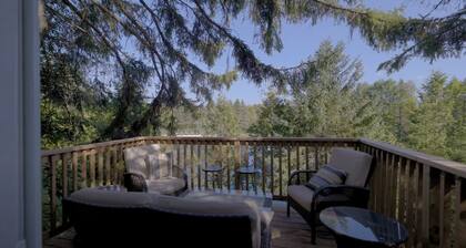 Escape to a Charming Treehouse Nestled on a Peaceful Estate in Clarington