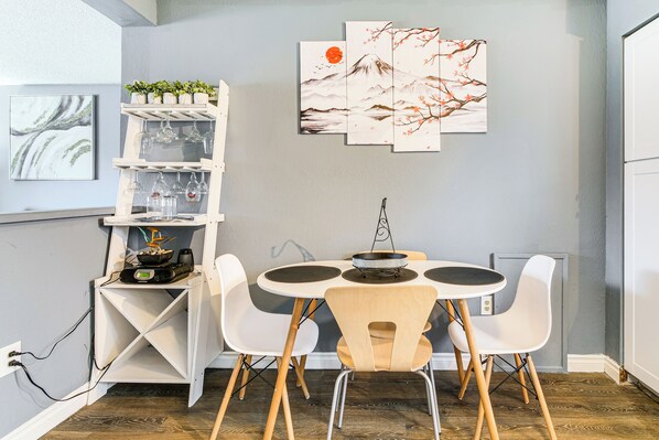 Dining - 11 Mi to Kincaid Park: Convenient + Cozy Apt! (Anchorage)