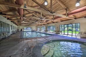 Pool - Hot Tub at Townhome on 8th Green in Redmond (Redmond)