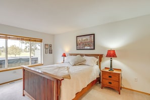 3 bedrooms, desk, iron/ironing board, WiFi - Hot Tub at Townhome on 8th Green in Redmond (Redmond)