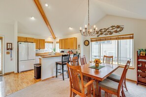 Dining - Hot Tub at Townhome on 8th Green in Redmond (Redmond)
