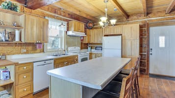 Fridge, microwave, stovetop, dishwasher