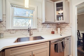 Réfrigérateur, micro-ondes, plaque de cuisson, lave-vaisselle