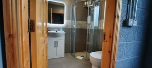 Shower, hair dryer, towels, soap - Lovely Studio Apartment near Killarney, Co.Kerry (KY)