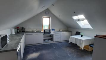 Refrigerador, microondas, horno y tetera eléctrica