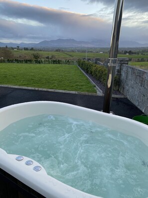 Outdoor spa tub - Lovely Studio Apartment near Killarney, Co.Kerry (KY)