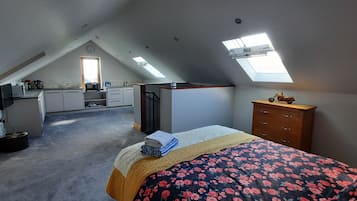 1 habitación, tabla de planchar con plancha y cuna de viaje