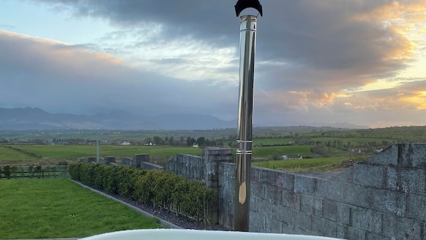 Outdoor spa tub - Lovely Studio Apartment near Killarney, Co.Kerry (KY)