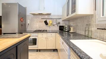 Een koelkast, een microgolfoven, een oven, een vaatwasser