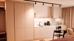 Een moderne keuken met een eethoek, een bank en een hoed op de vloer.