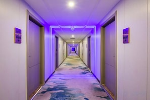 A hotel corridor with doors on both sides, a patterned carpet, and overhead lighting. - Lanting Hotel (Liaocheng Wanda Plaza Branch) (Liaocheng)