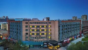 A multi-story hotel with a central courtyard, surrounded by various shops and restaurants.