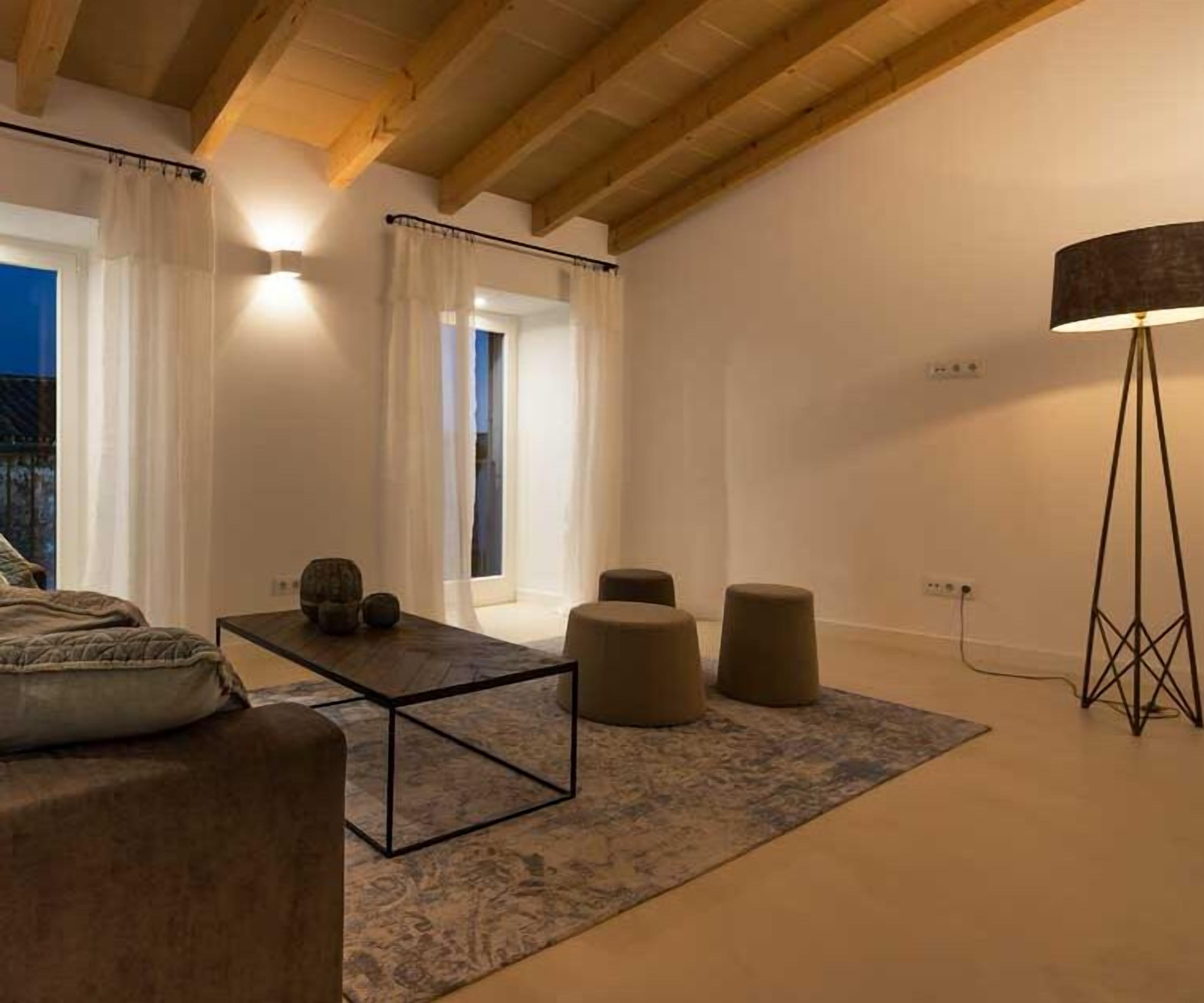 Una televisión, una chimenea, un reproductor estéreo