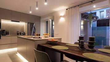 Een koelkast, een magnetron, een oven, een kookplaat