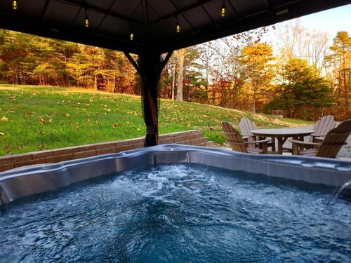 Cabin with Hot Tub~Firepit~Games