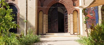 Ten minutes from the archaeological sites on the West Bank, ideal for families