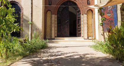 Ten minutes from the archaeological sites on the West Bank, ideal for families