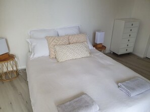 3 quartos, escrivaninha, ferros/tábuas de passar roupa