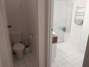 Toallas, jabón, shampoo, papel de baño 
