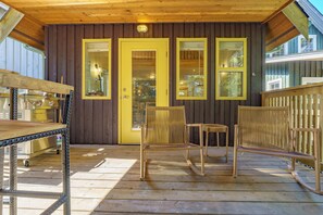 Outdoor dining - Cozy Cabin Near Wild Pacific Trail & Beaches! • The Squid Shack (Ucluelet)